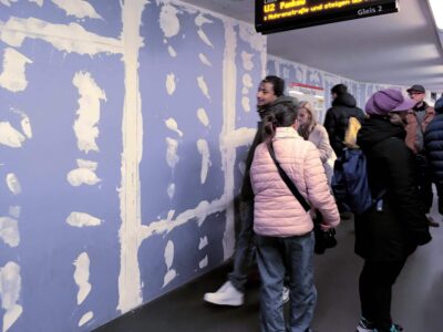 Photography of the lilac plasterboards in the U-Bahn station in Berlin