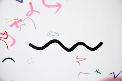 Black and pink lines and forms on the painting Very Important made by the artist Patricia Sandonis