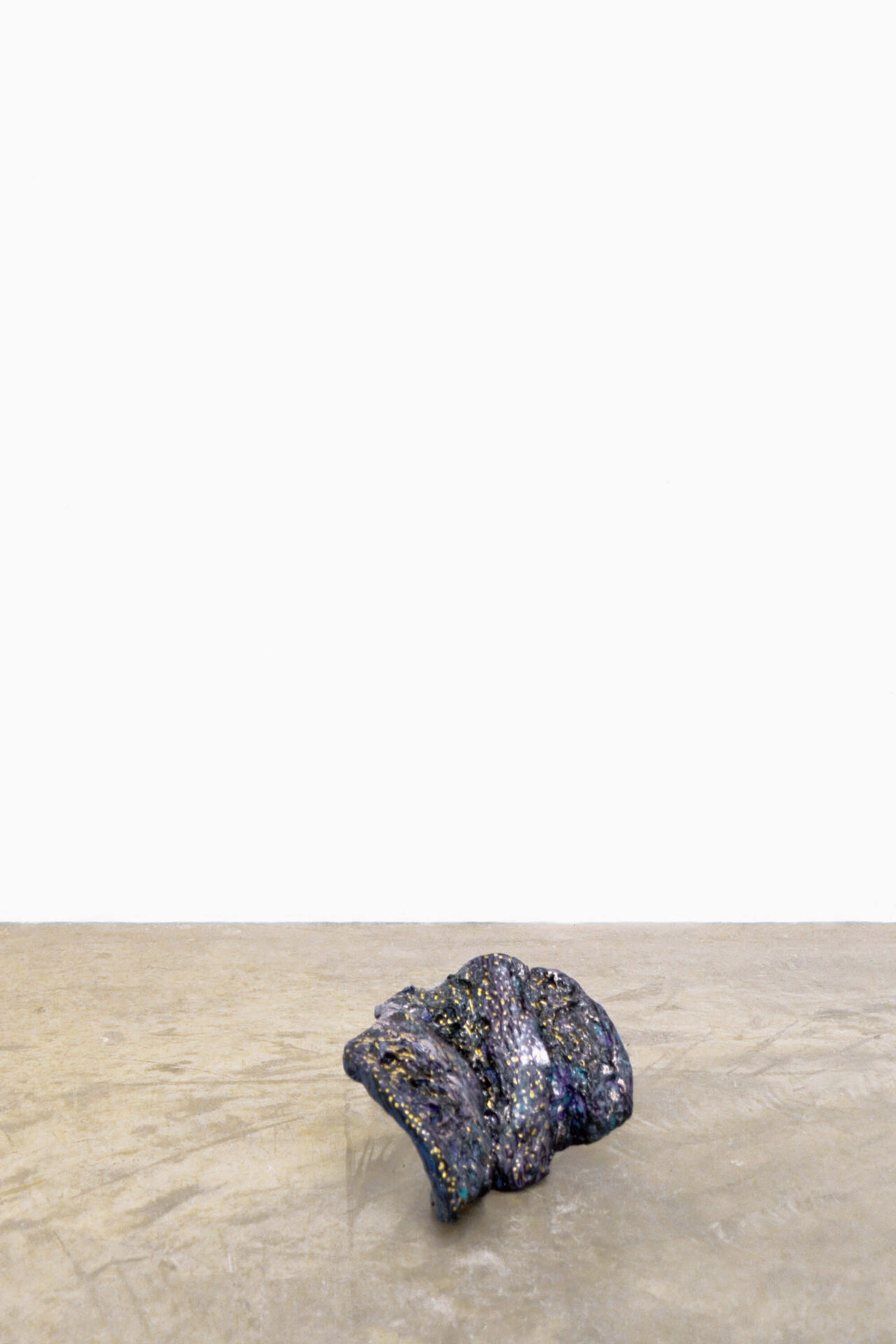 Small format painted ceramic sculpture on the floor of the gallery ángels Barcelona by artist Patricia Sandonis