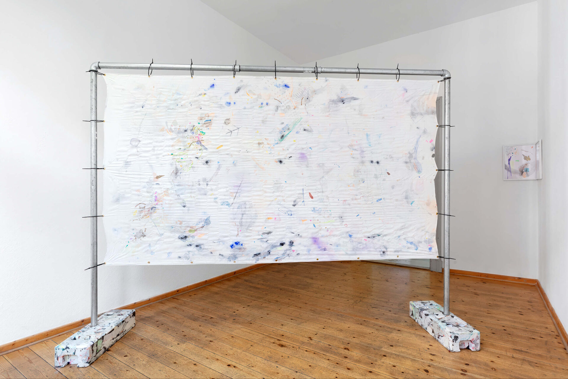 Patricia Sandonis, art installation and art exhibition at the Galerie weisser Elefant, a big-scale painting and sculpture with a fence form in a room