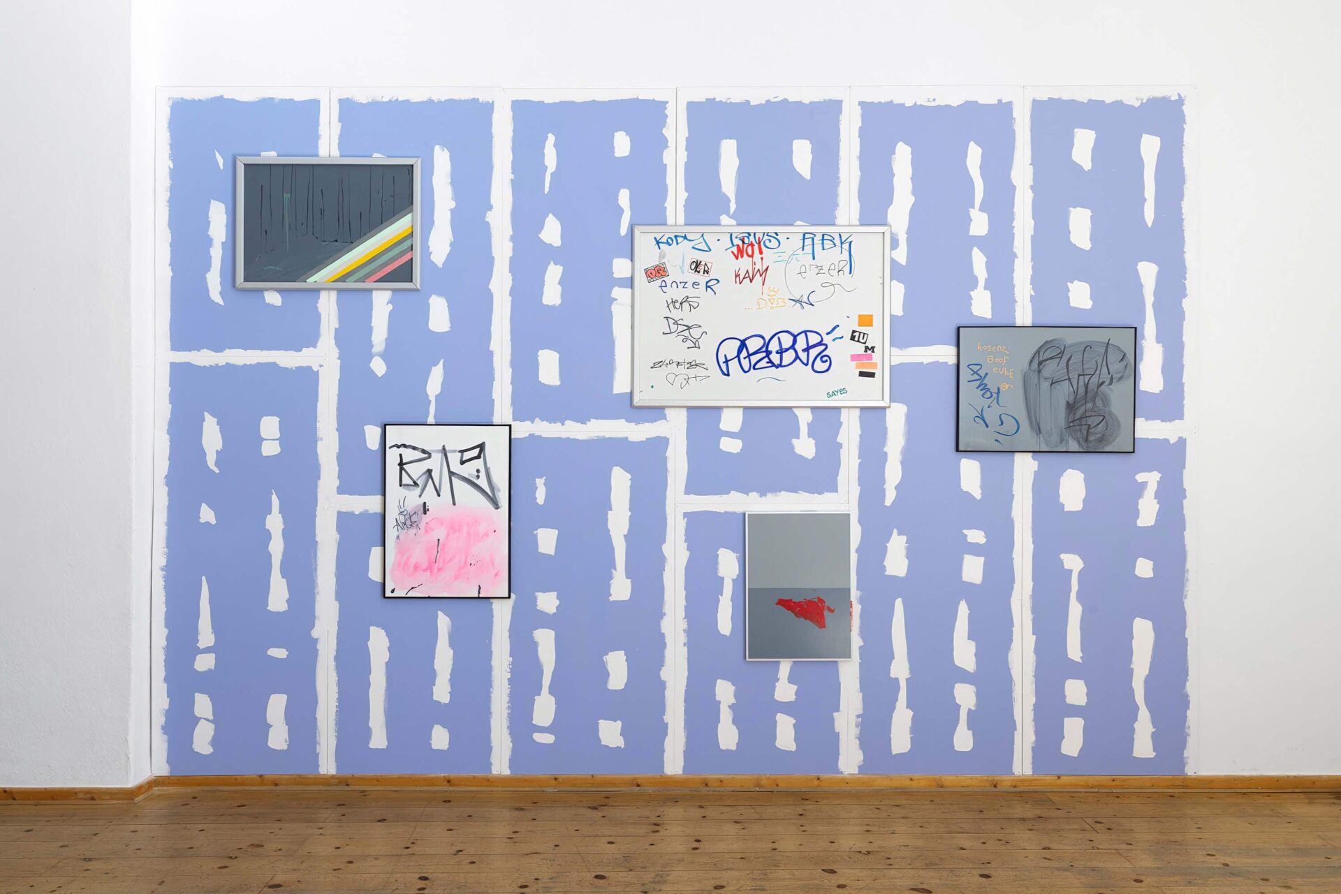 Lilac wall painting with five other paintings on it. An artwork installation titled Intentional Disobedience by Patricia Sandonis at the Galerie weisser Elefant in Berlin