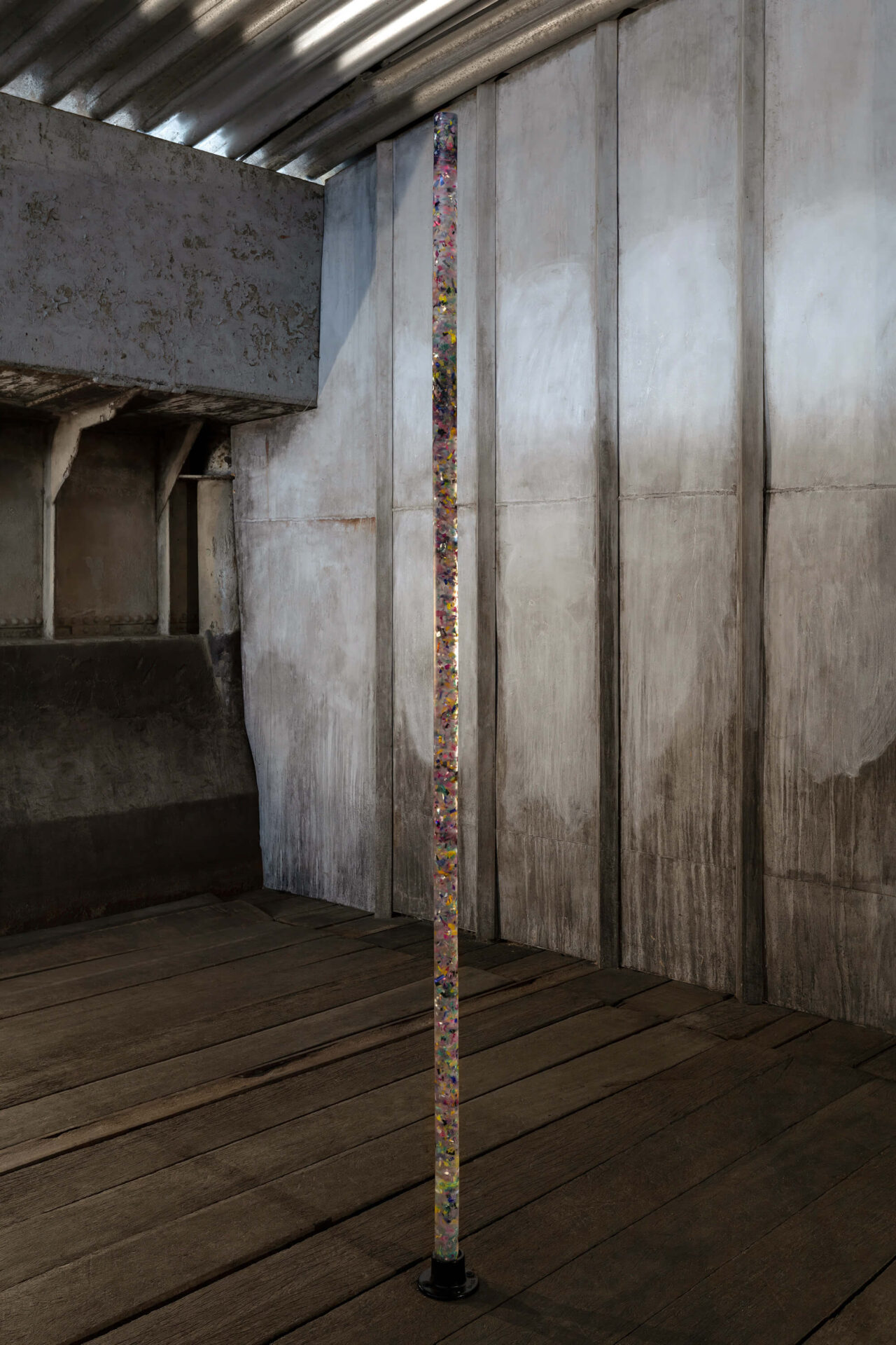 Sculpture vertical tube with plastic and crystal clear by artist Patricia Sandonis at the gallery Hošek Contemporary in Berlin
