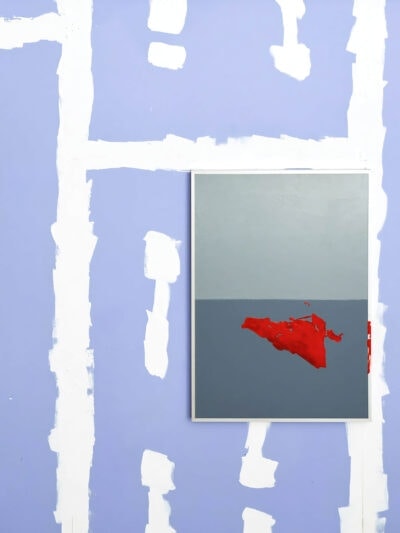 Lilac wall painting with one painting on it. An artwork installation titled Intentional Disobedience by Patricia Sandonis at the Galerie weisser Elefant in Berlin